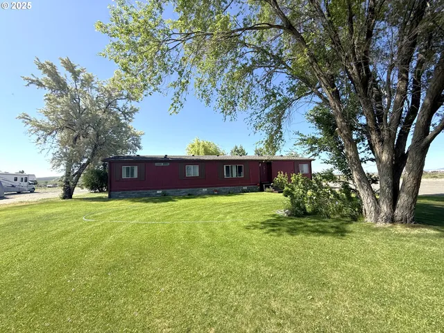 a view of a yard with an tree