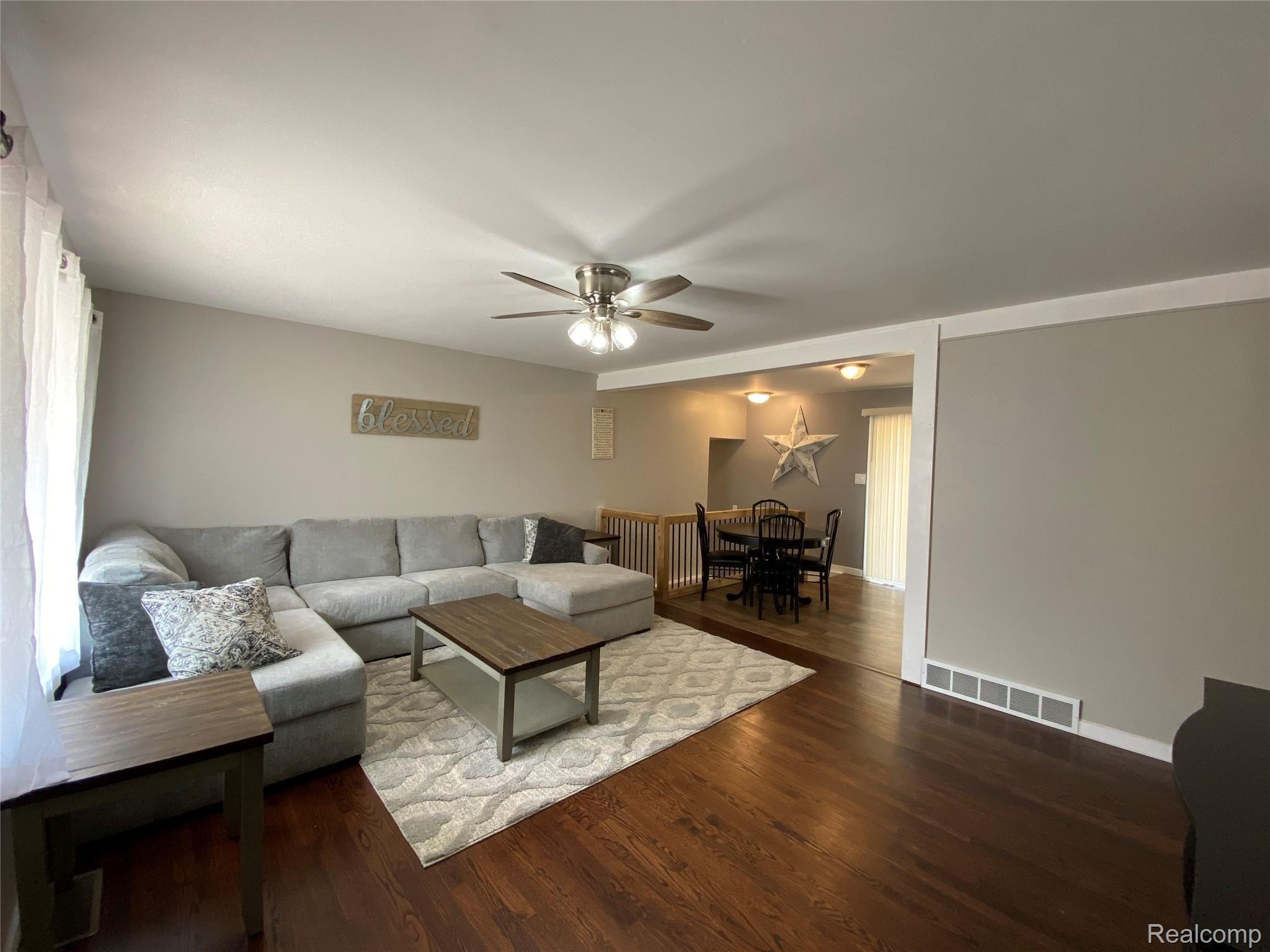 9512 Cedargrove Road Clarkston, MI 48348 - Photo 7 of 24 Large family room