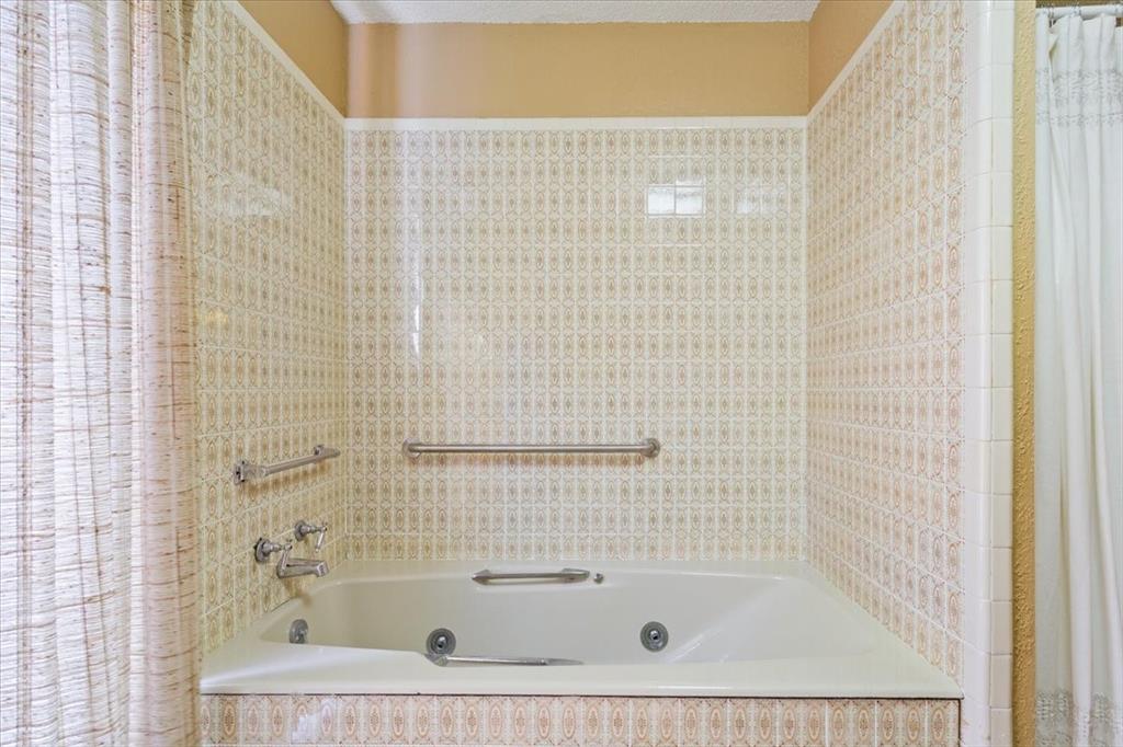 1487 Middleton Road Mart, TX 76664 - Photo 29 of 40 a bathroom with a shower