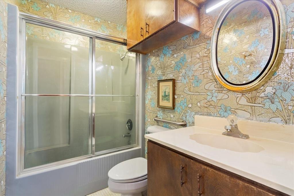 1487 Middleton Road Mart, TX 76664 - Photo 33 of 40 a bathroom with a sink a toilet and a mirror