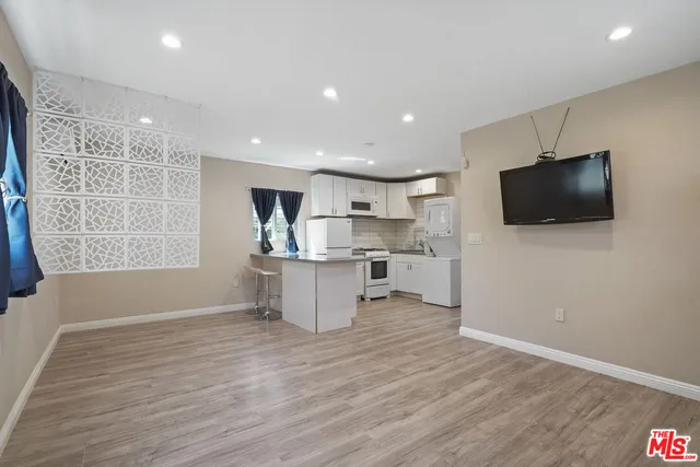 $1,595 | 22012 Covello Street, Canoga Park, CA 91303