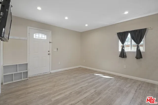 $1,595 | 22012 Covello Street, Canoga Park, CA 91303