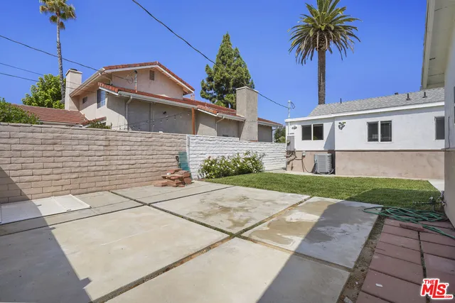 $1,595 | 22012 Covello Street, Canoga Park, CA 91303