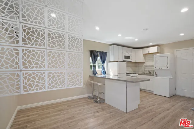 $1,595 | 22012 Covello Street, Canoga Park, CA 91303