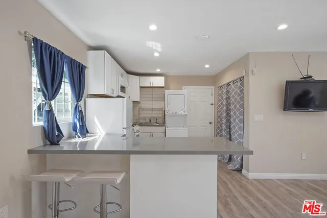 $1,595 | 22012 Covello Street, Canoga Park, CA 91303