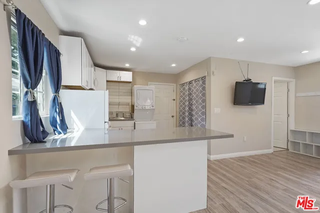 $1,595 | 22012 Covello Street, Canoga Park, CA 91303