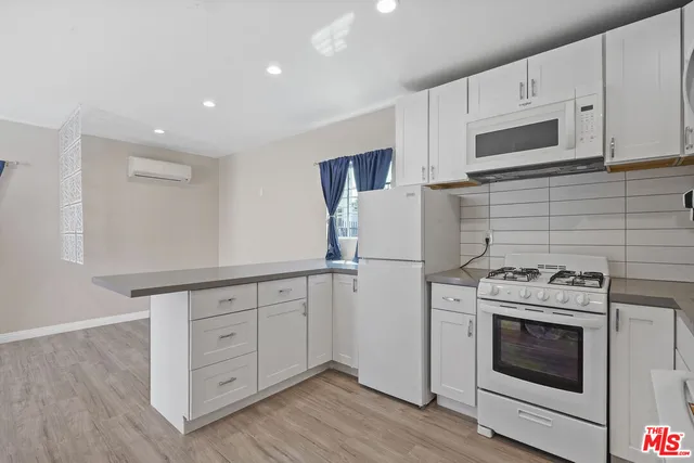 $1,595 | 22012 Covello Street, Canoga Park, CA 91303