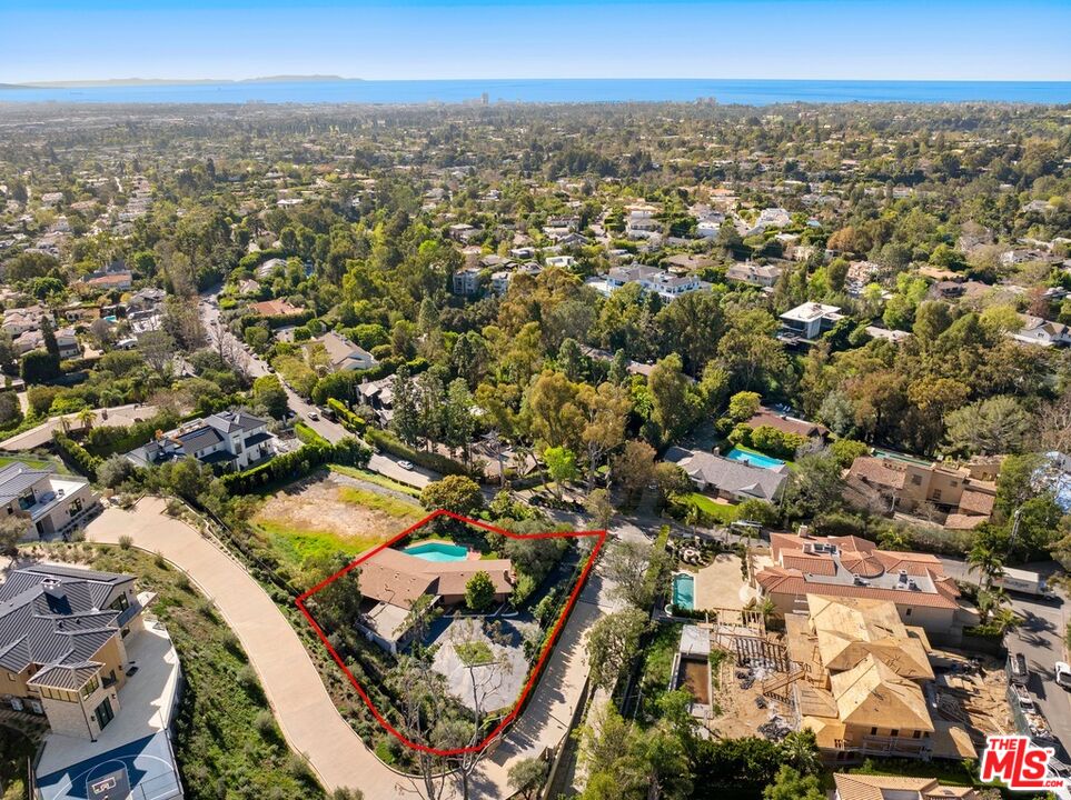 590 North Tigertail Road Los Angeles, CA 90049 - Photo 3 of 16