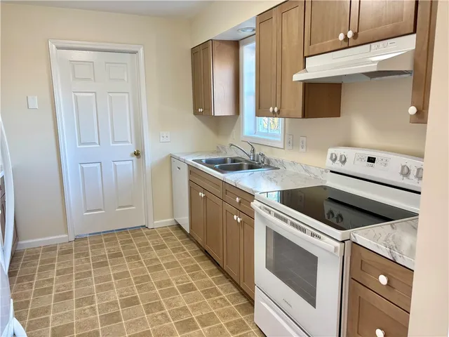 $2,600 | 160 Canal Street, Westerly, RI 02891