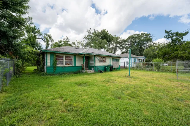 a view of a house with a backyard