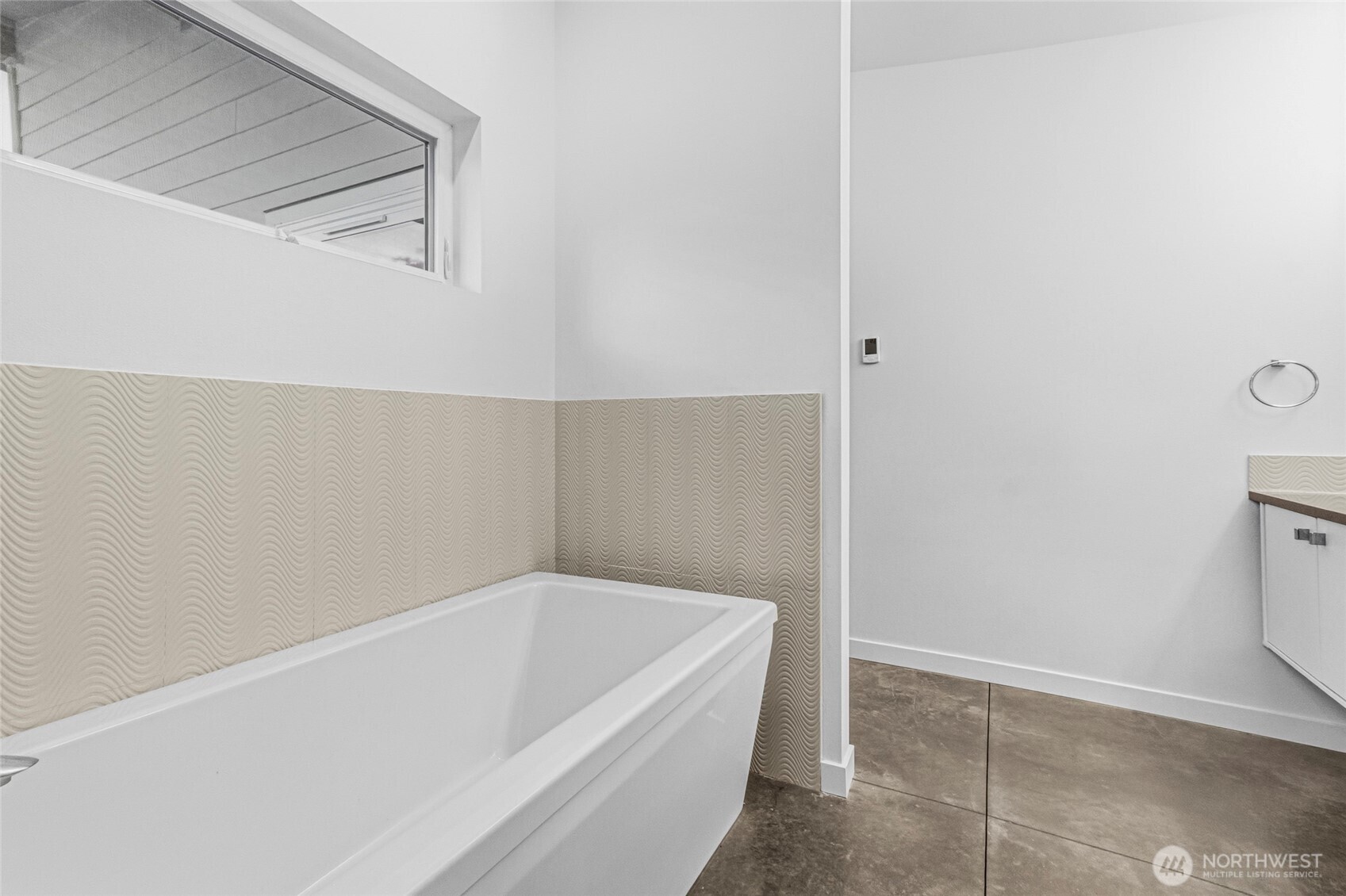 4205 Plum Point Road Grand Coulee, WA 99133 - Photo 26 of 39 a bathroom with a bathtub