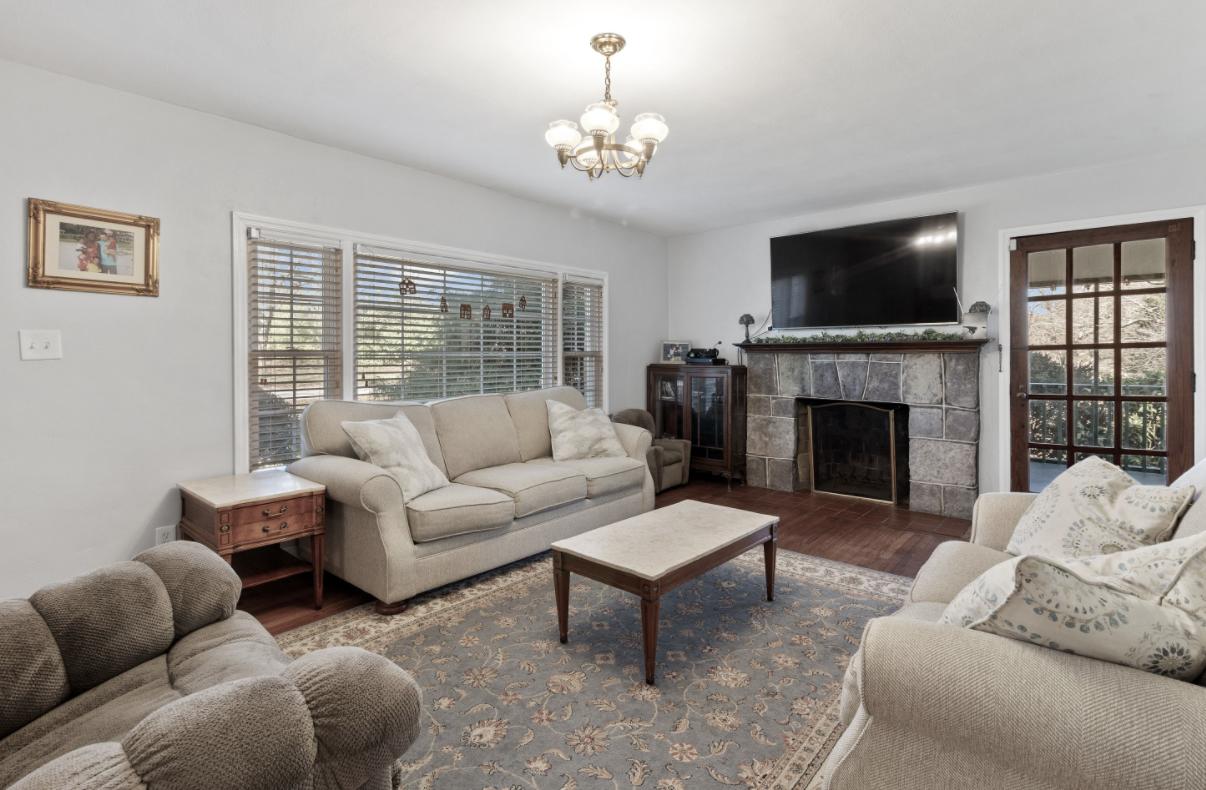 3320 Roberts Road Chattanooga, TN 37416 - Photo 2 of 21 Living Room