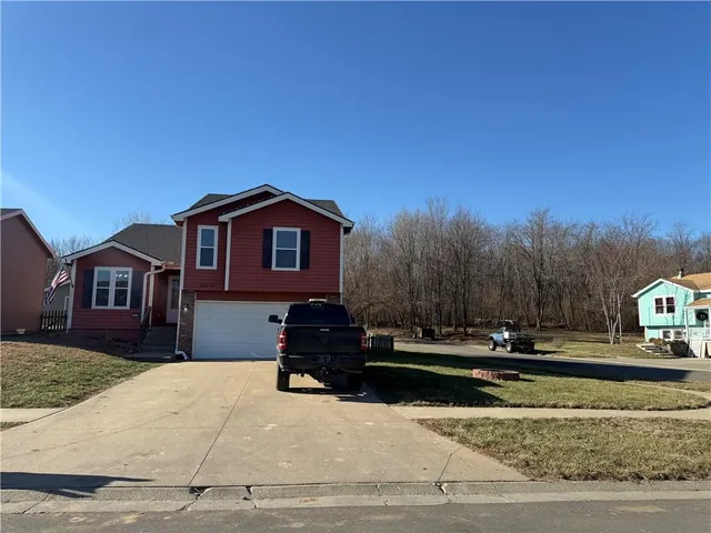 $299,900 | 2202 Meadow Trail, St. Joseph, MO 64503