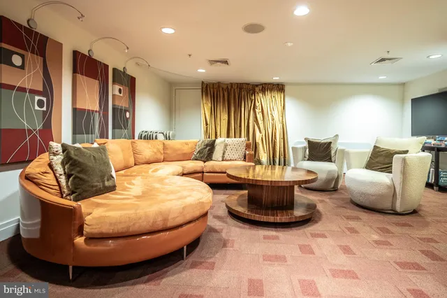 $385,000 | 915 E Street Northwest, Unit 1214, Washington, DC 20004