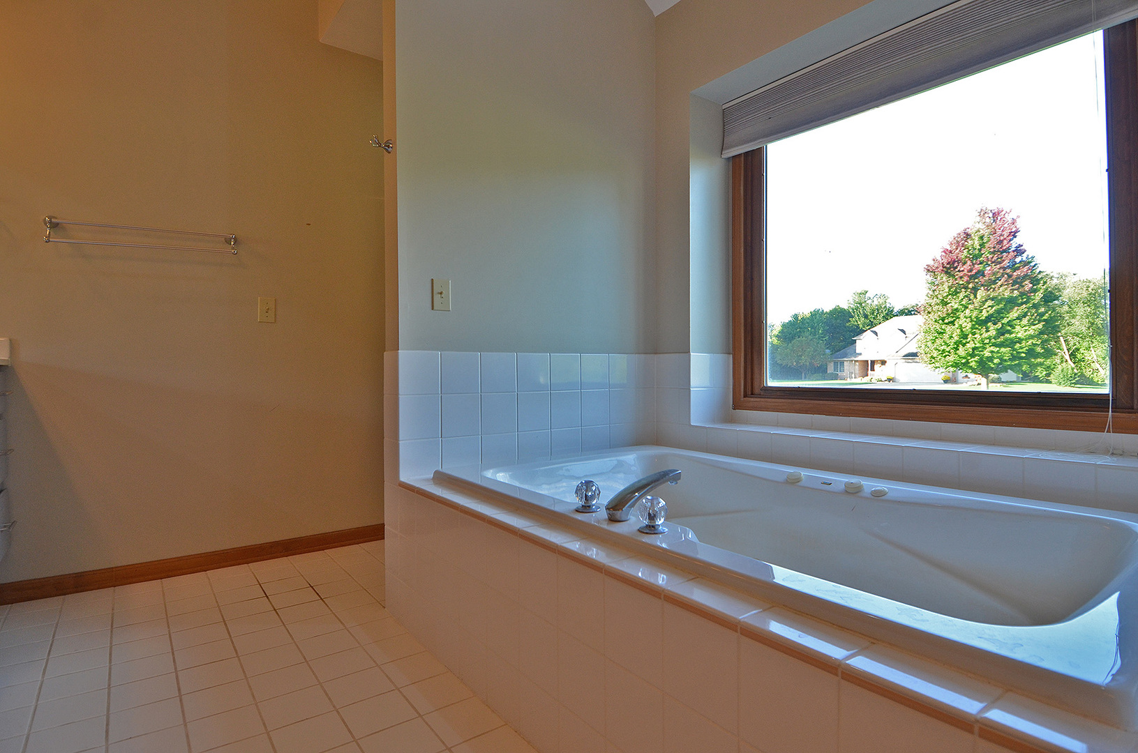3618 East 1769th Road Ottawa, IL 61350 - Photo 22 of 36 a bathroom with a bathtub and next to a window