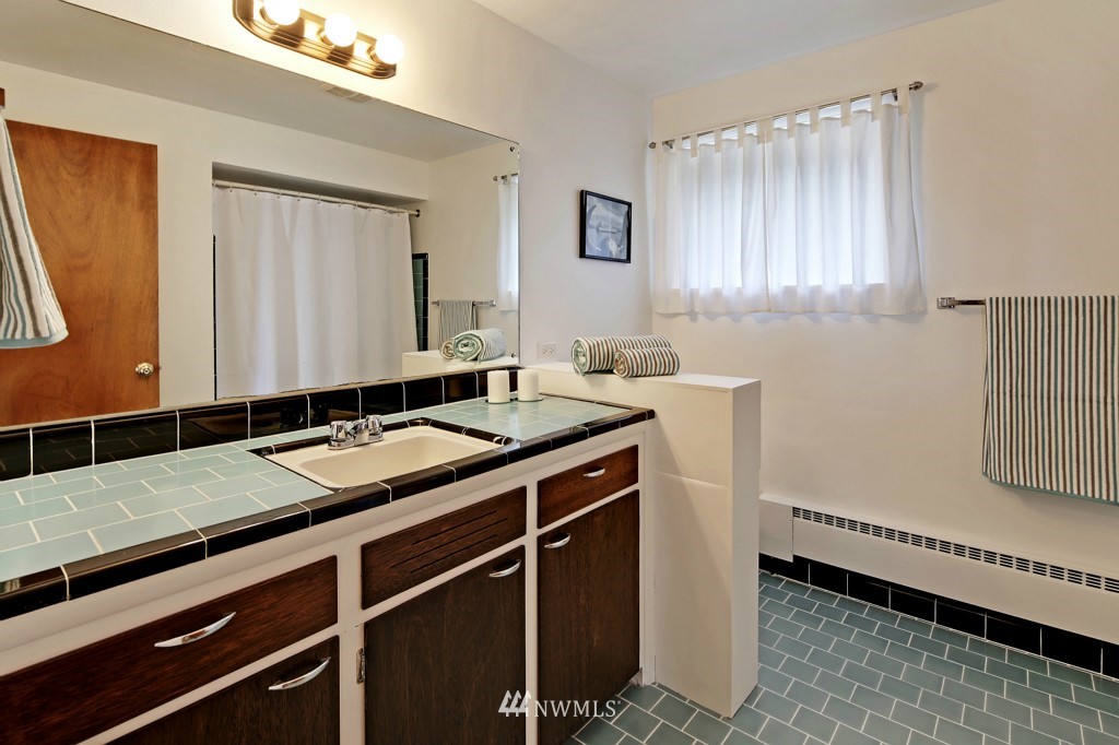 18734 Ridgefield Road Northwest Shoreline, WA 98177 - Photo 14 of 20 Gallery Image 14