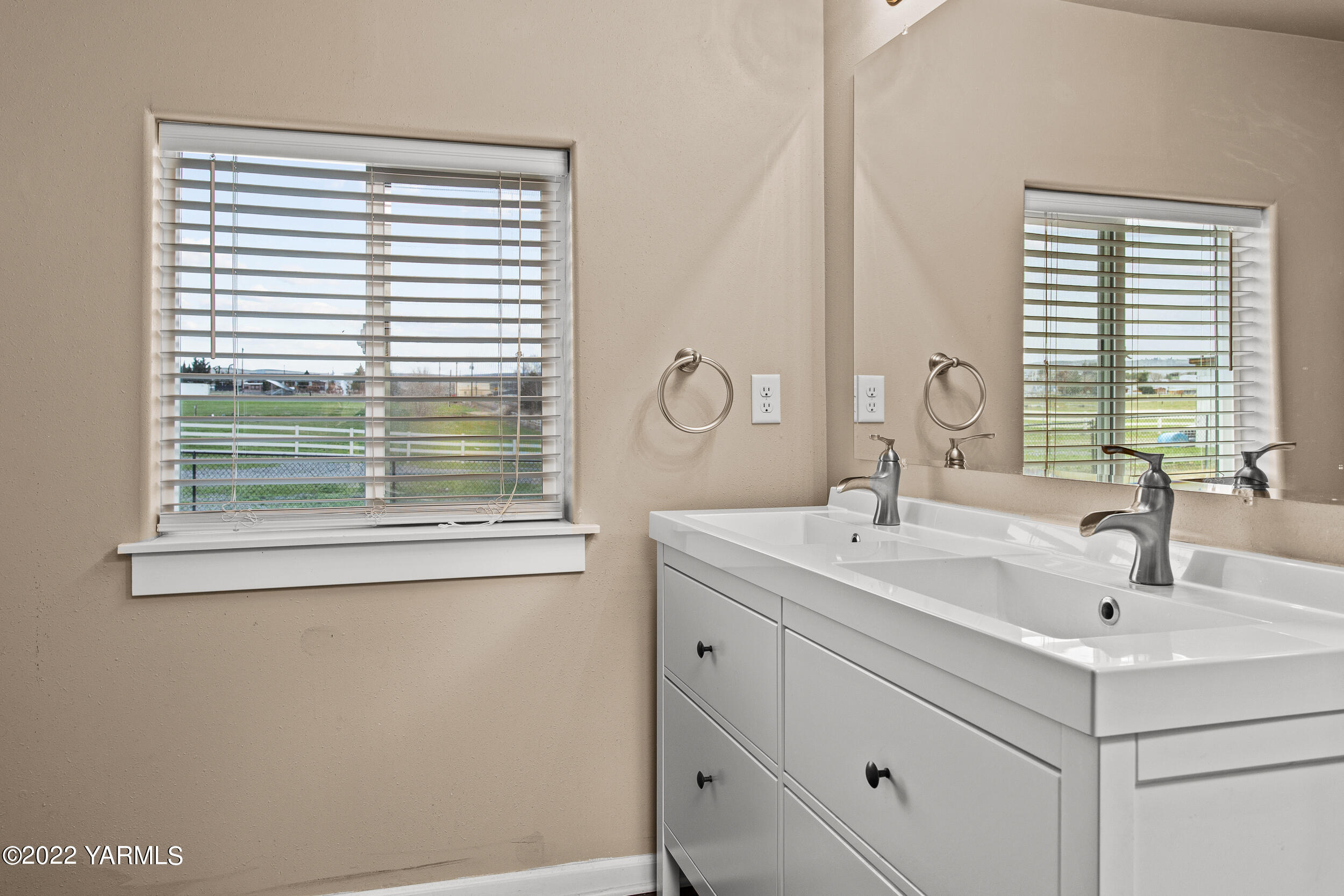 211 Wilson Road Yakima, WA 98901 - Photo 13 of 35 a bathroom with a sink and a mirror