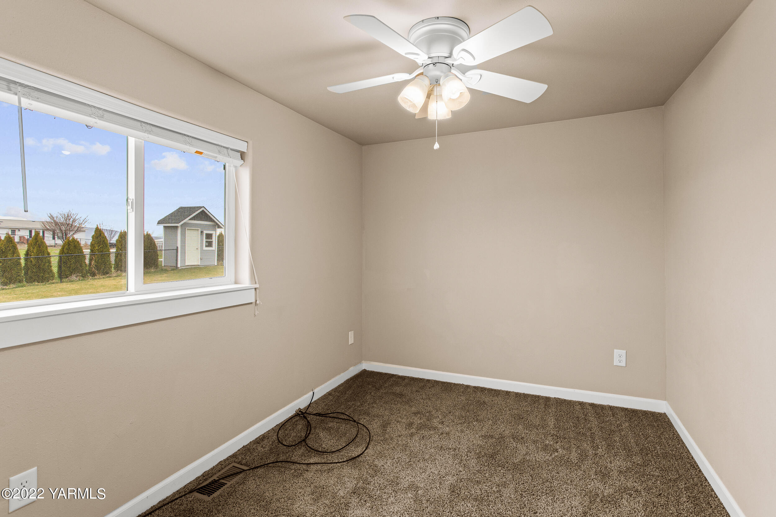211 Wilson Road Yakima, WA 98901 - Photo 16 of 35 an empty room with windows and fan