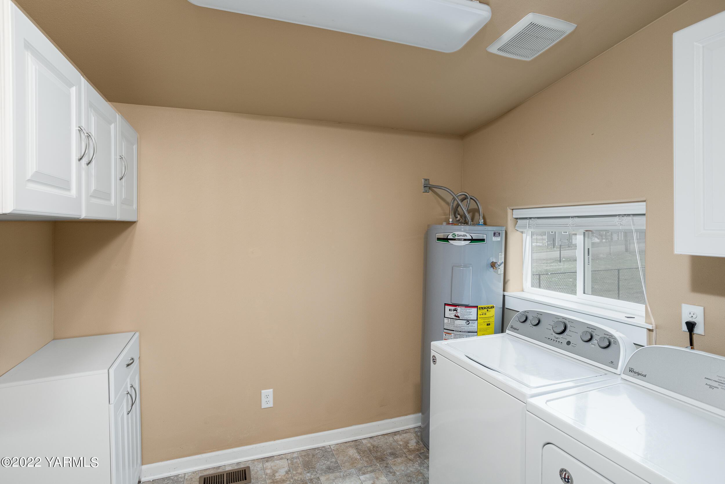 211 Wilson Road Yakima, WA 98901 - Photo 17 of 35 a utility room with dryer and washer