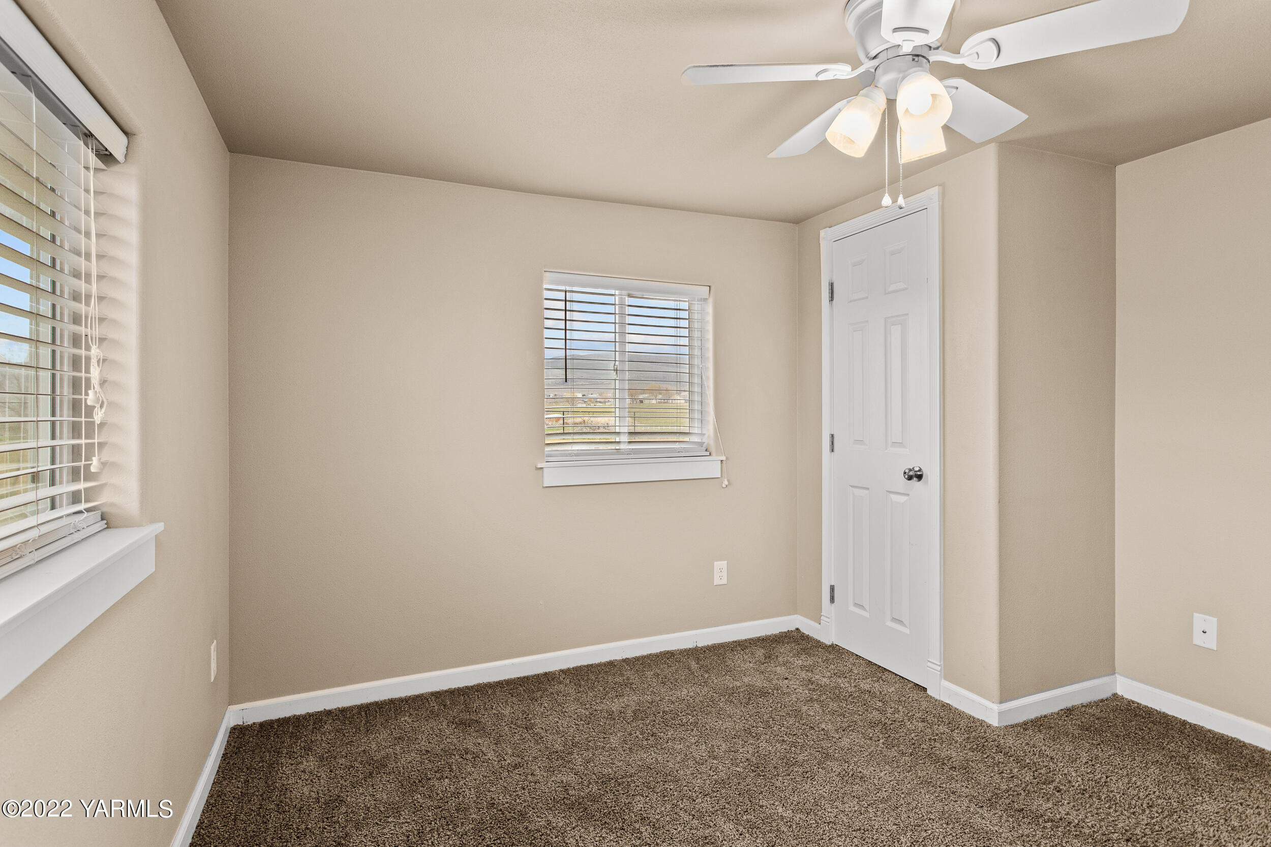211 Wilson Road Yakima, WA 98901 - Photo 20 of 35 a view of an empty room with a window