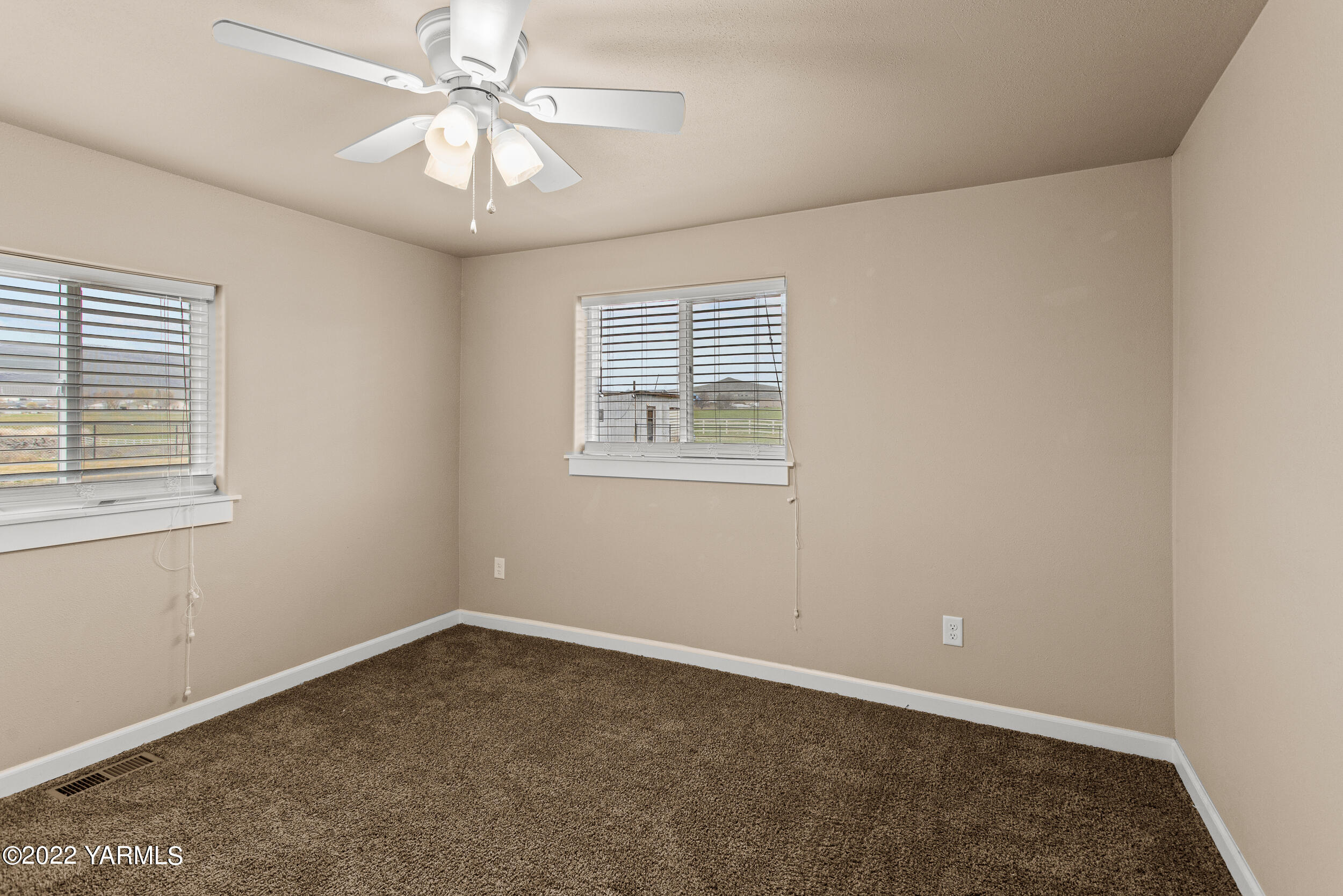 211 Wilson Road Yakima, WA 98901 - Photo 21 of 35 an empty room with windows and fan