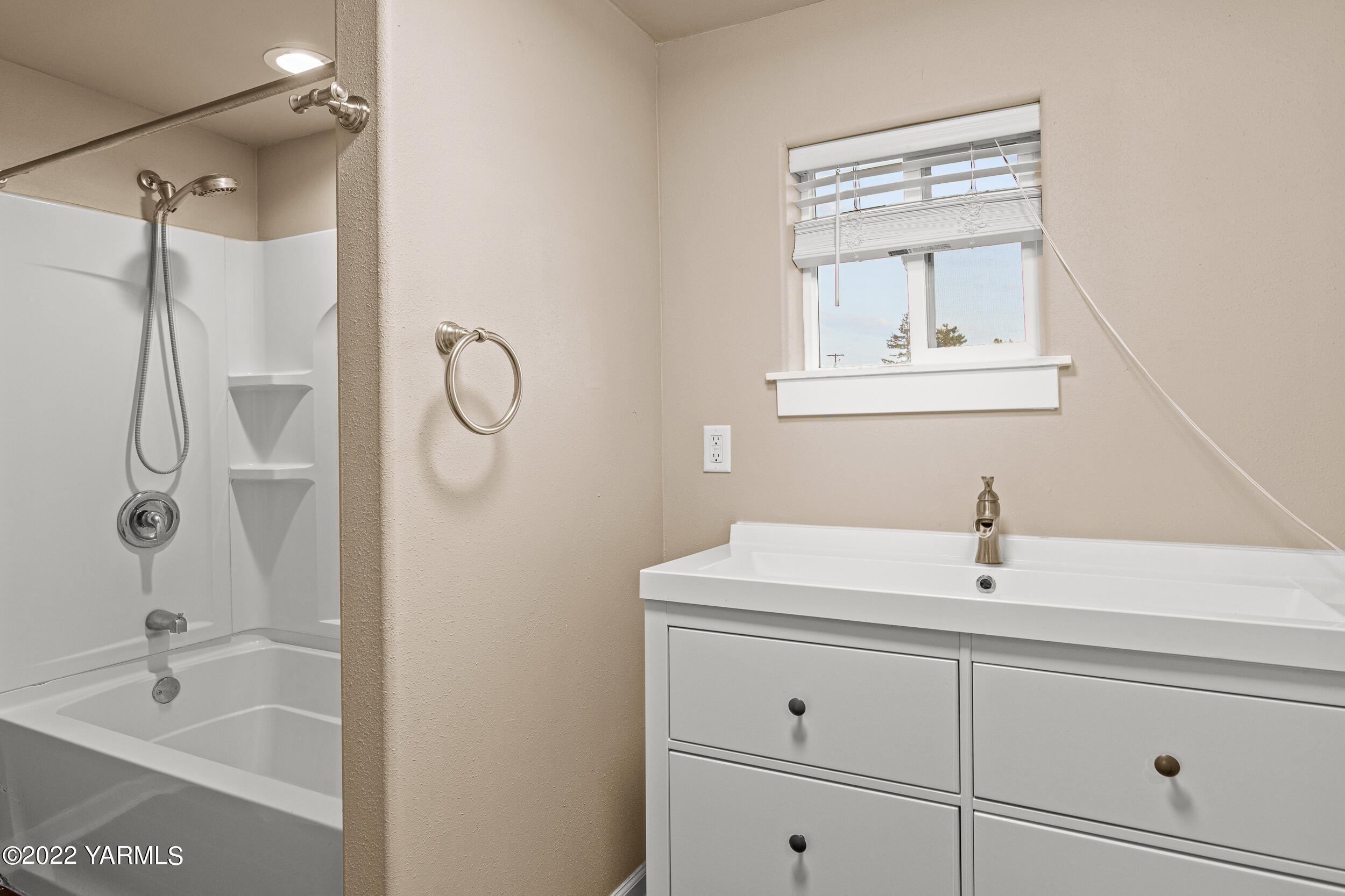 211 Wilson Road Yakima, WA 98901 - Photo 22 of 35 a bathroom with a sink a vanity and a mirror