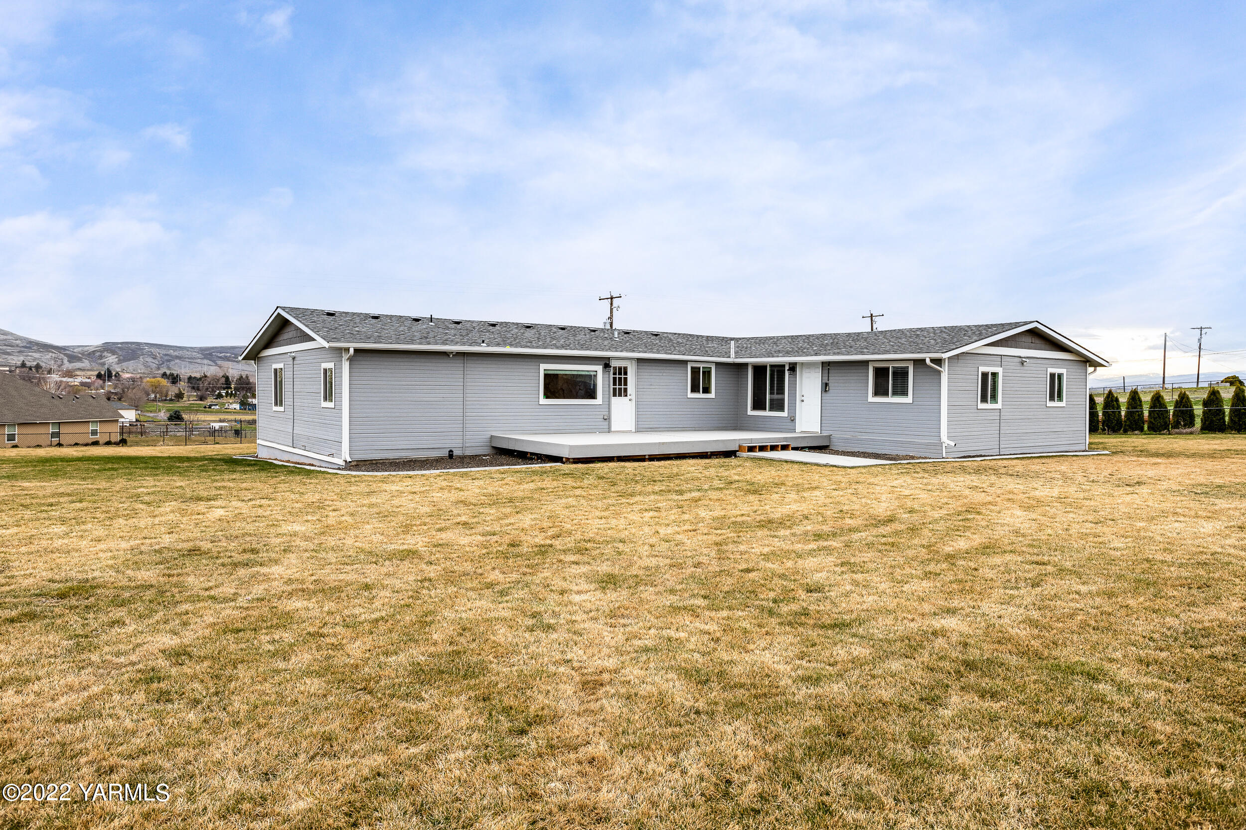 211 Wilson Road Yakima, WA 98901 - Photo 24 of 35 a front view of a house with a big yard