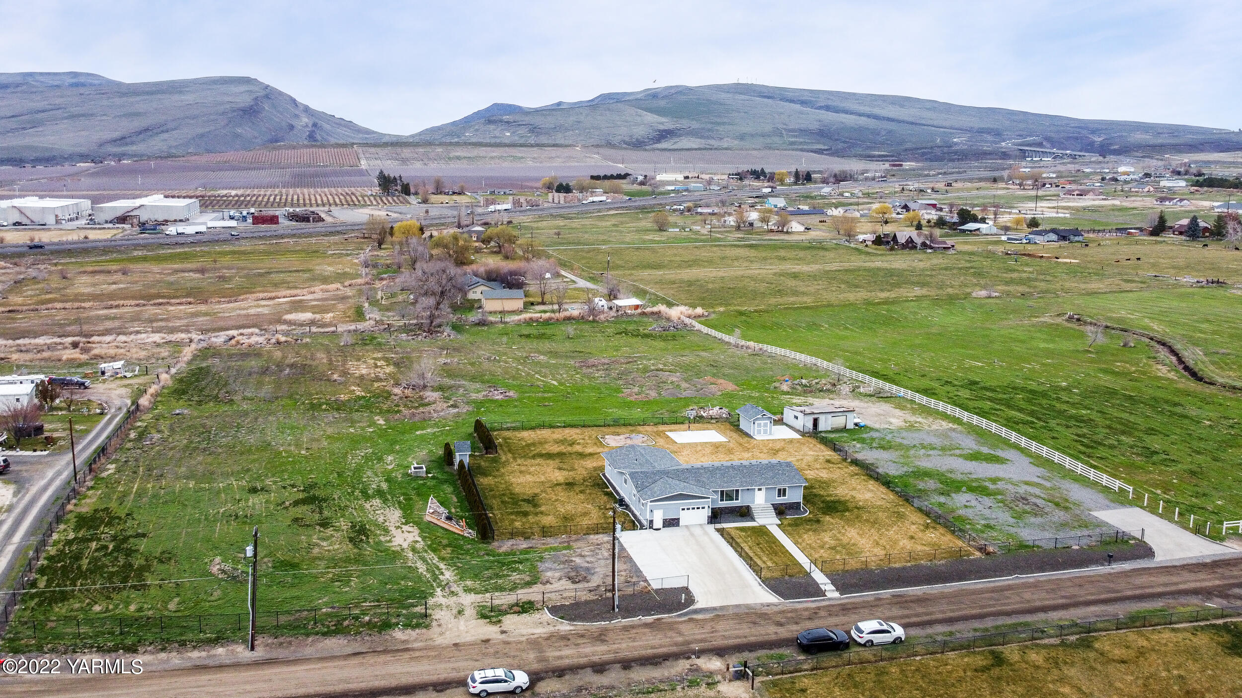 211 Wilson Road Yakima, WA 98901 - Photo 28 of 35 a view of a city with an ocean view