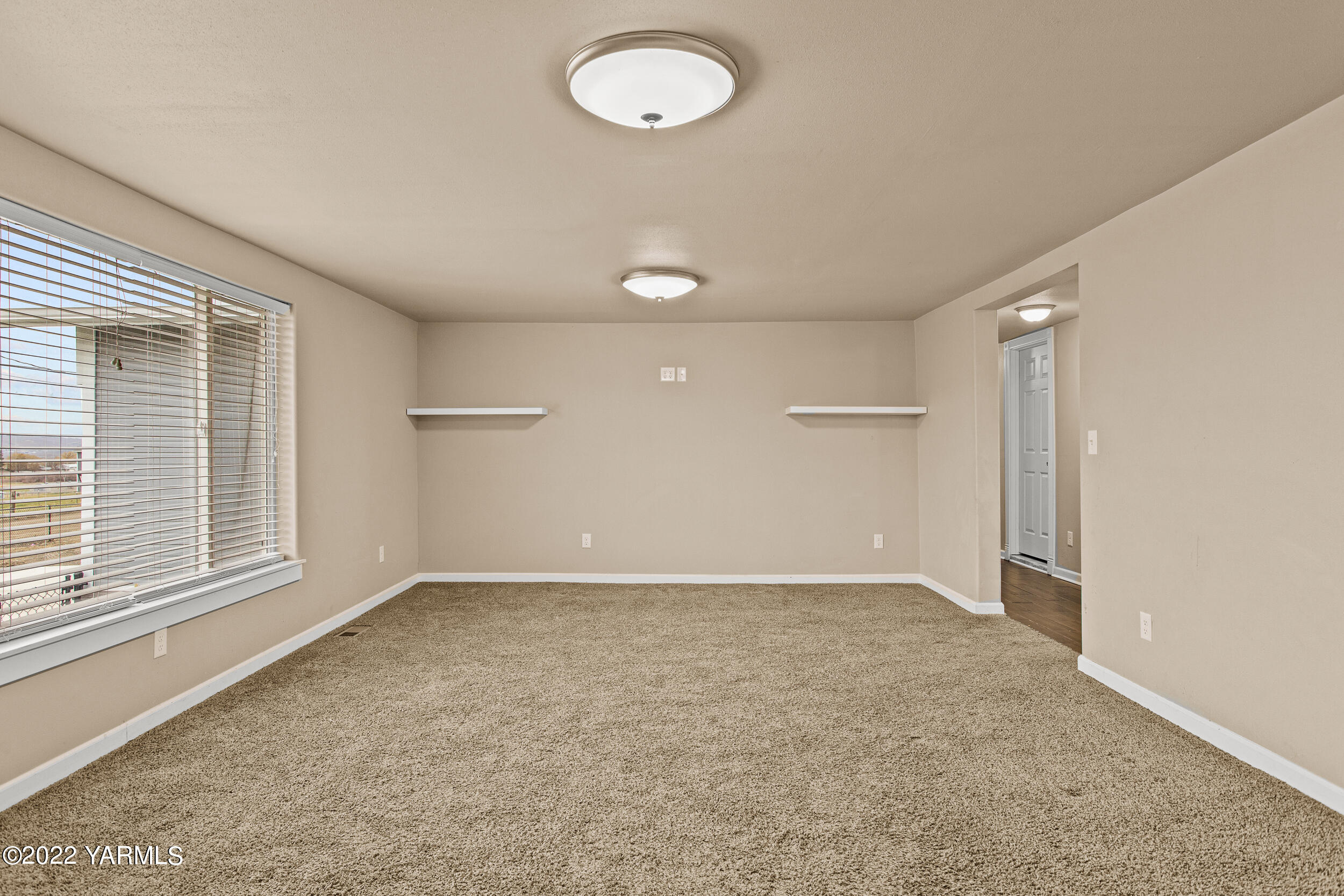 211 Wilson Road Yakima, WA 98901 - Photo 3 of 35 an empty room with windows and closet