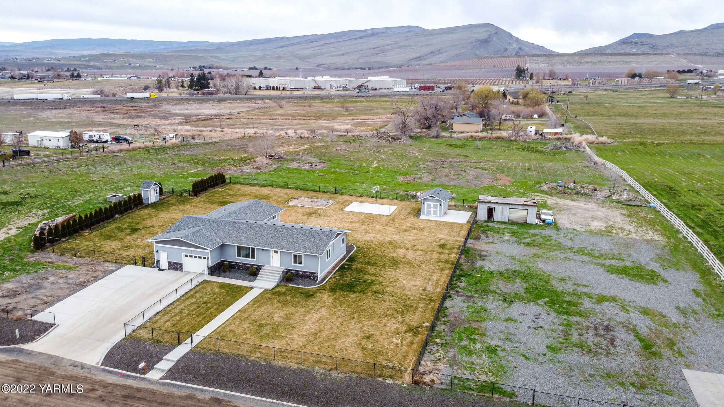 211 Wilson Road Yakima, WA 98901 - Photo 31 of 35 a view of a city with an ocean