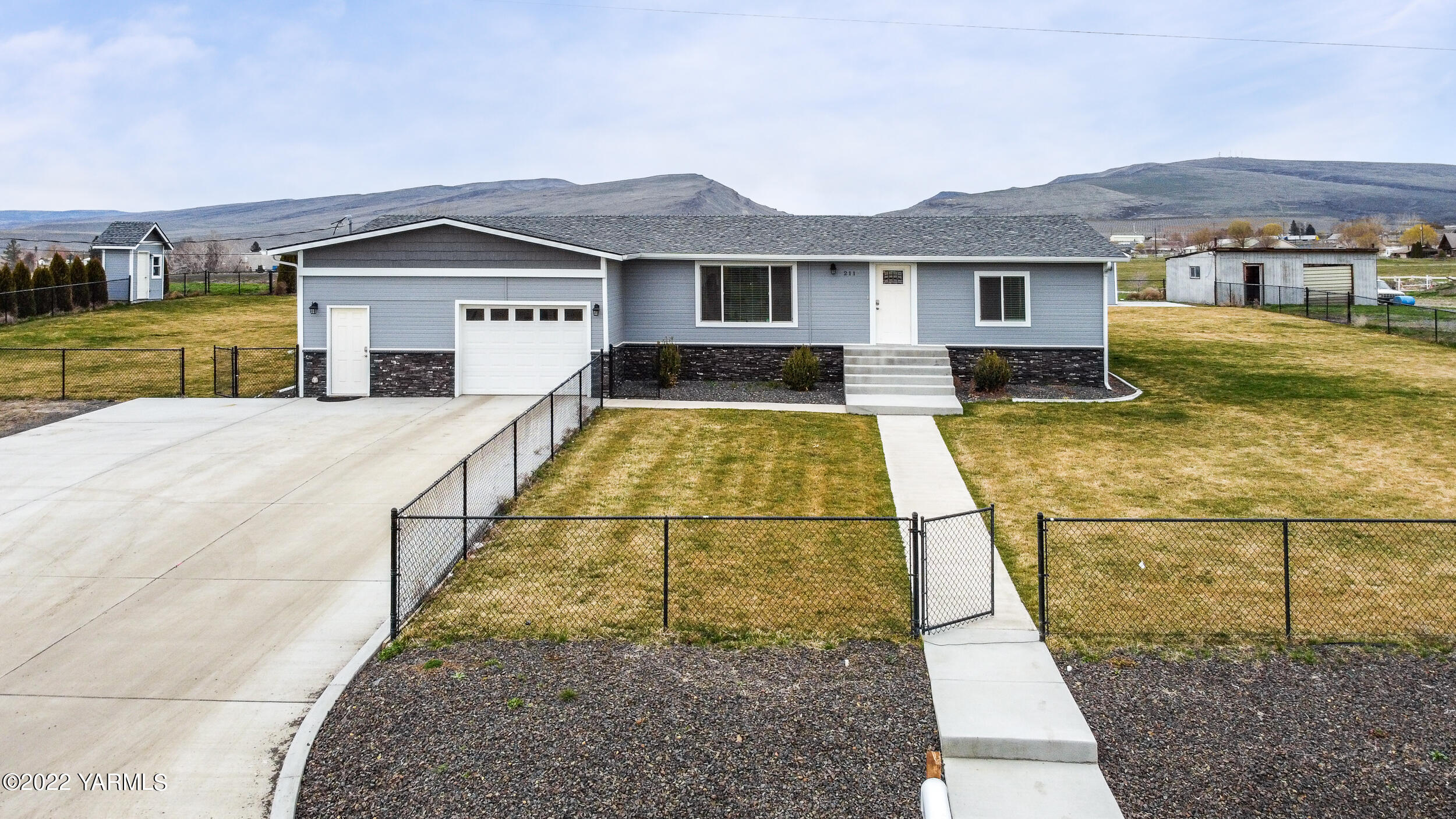 211 Wilson Road Yakima, WA 98901 - Photo 32 of 35 a view of house with swimming pool