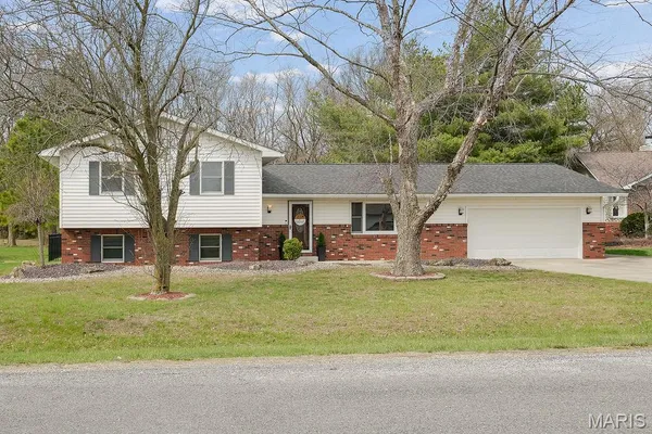 $315,000 | 4 Frisse Court, Highland, IL 62249