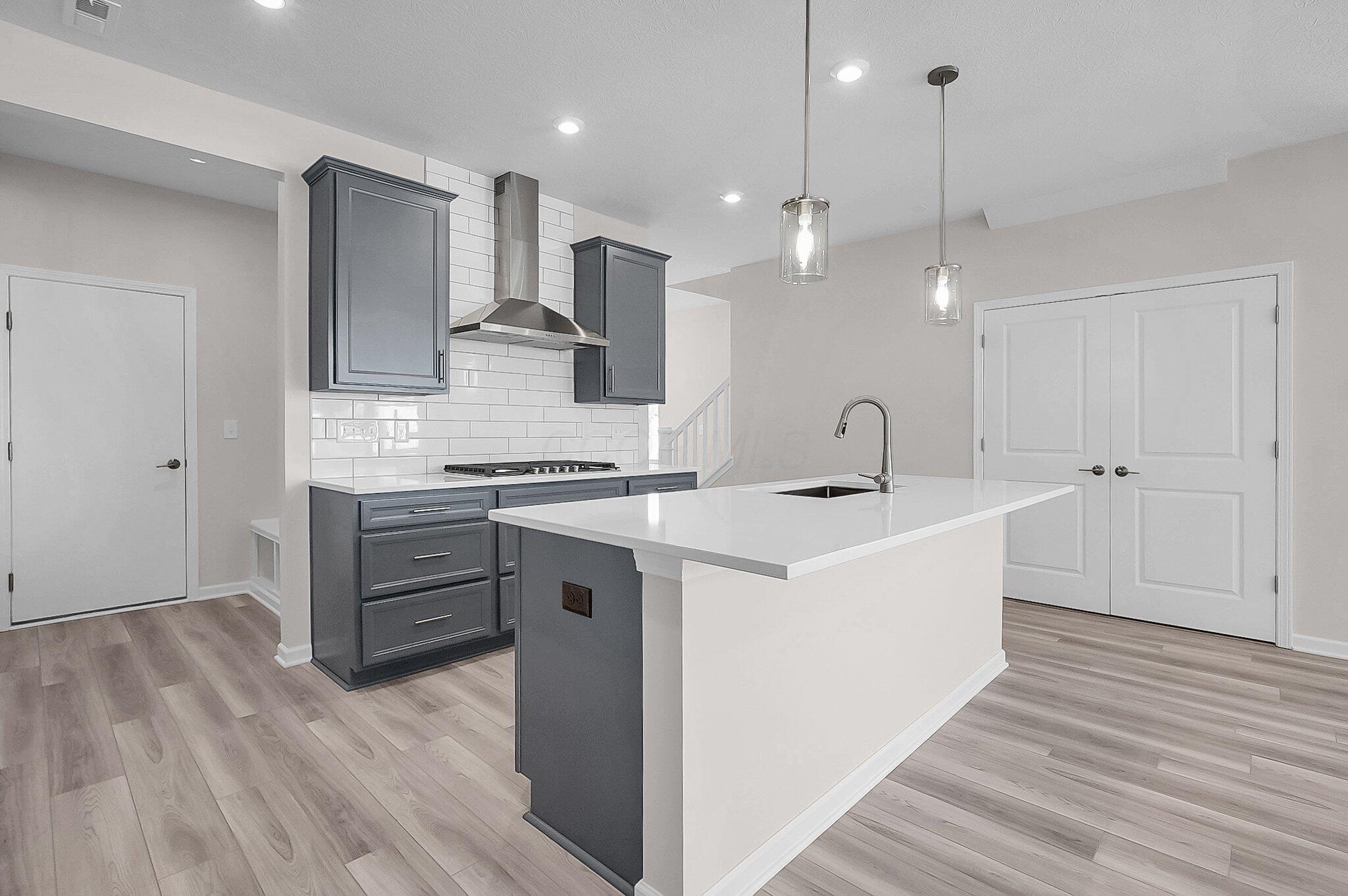 6582 Wheatly Road, Unit 601 New Albany, OH 43054 - Photo 7 of 33 Kitchen