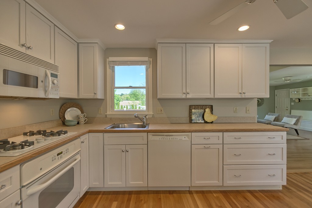 10 Coach Road Chelmsford, MA 01824 - Photo 8 of 27 Gallery Image 8