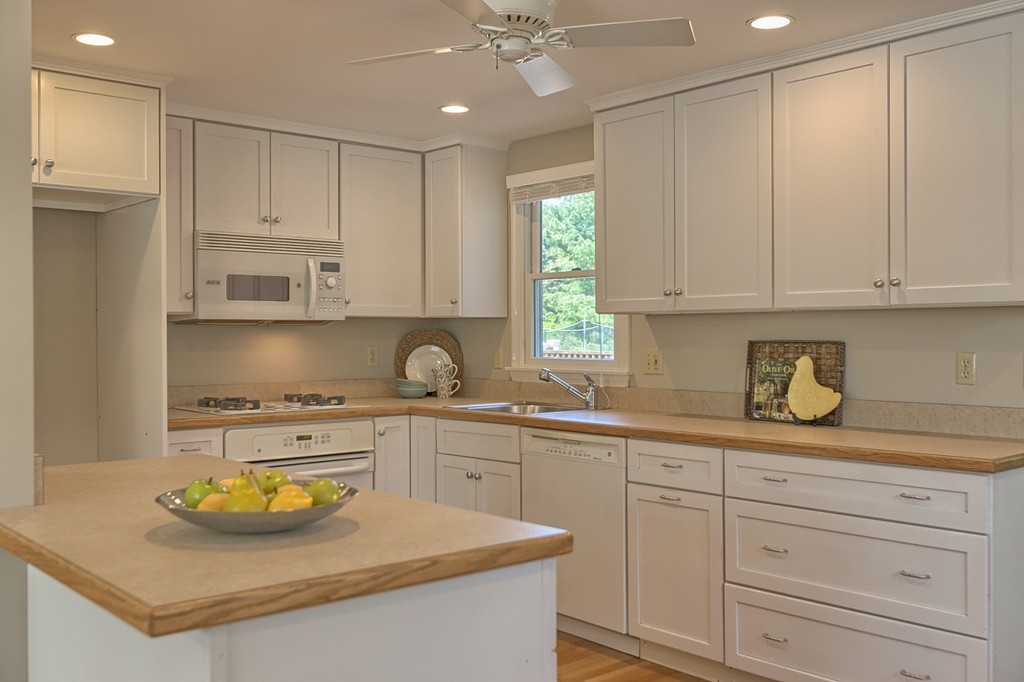 10 Coach Road Chelmsford, MA 01824 - Photo 9 of 27 Gallery Image 9