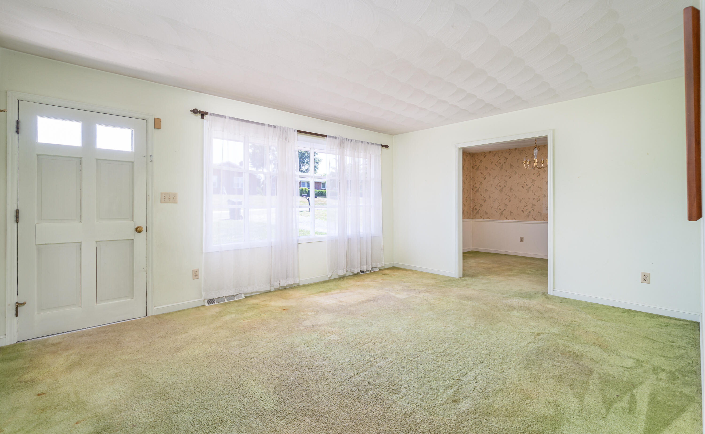 7638 Deer Branch Road Roanoke, VA 24019 - Photo 3 of 17 Living Room