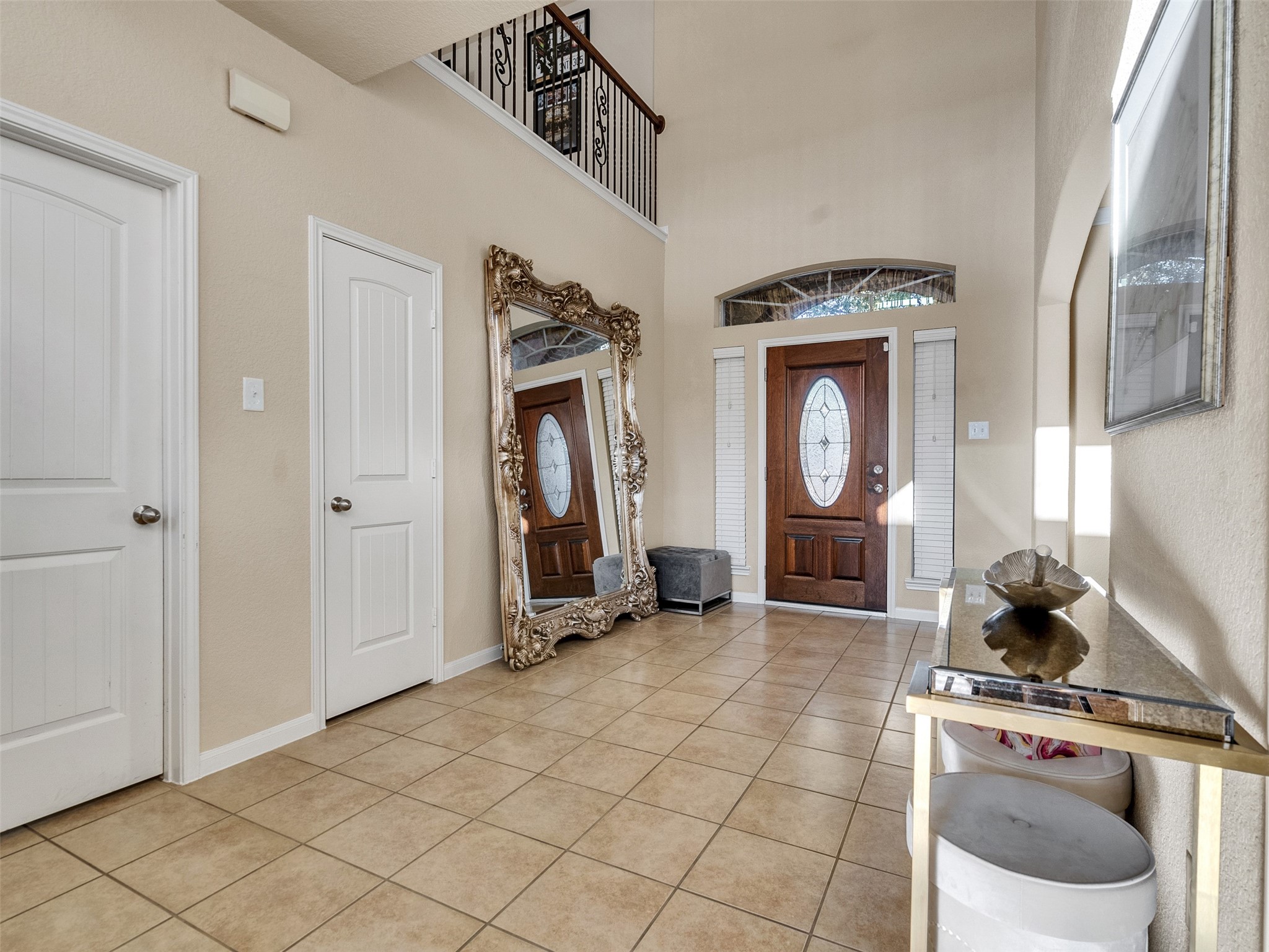 522 Summer Mist Lane Rosenberg, TX 77469 - Photo 5 of 36 This grand entryway makes a powerful first impression, blending high ceilings with luxurious accents to create an atmosphere of light and elegance.