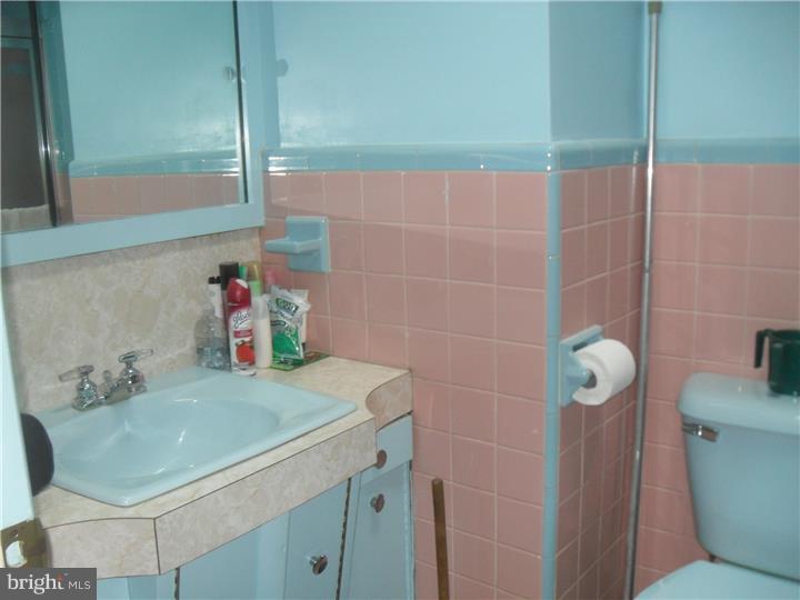 1806 Fox Chase Road Philadelphia, PA 19152 - Photo 11 of 18 Bathroom
