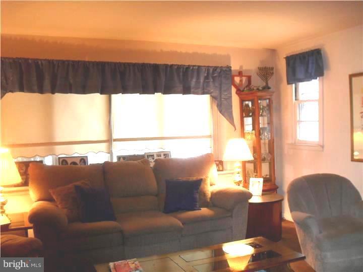 1806 Fox Chase Road Philadelphia, PA 19152 - Photo 3 of 18 Living Room
