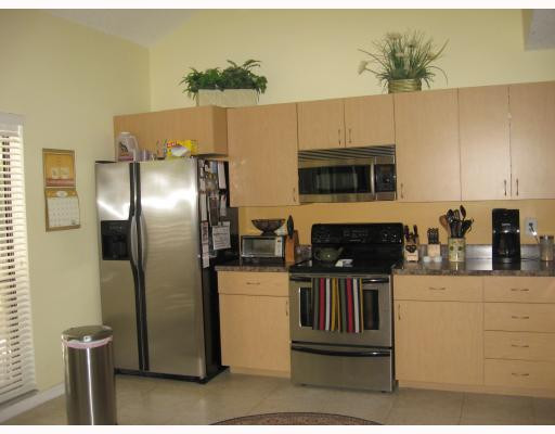 9314 Ketay Circle, Unit 40 Boca Raton, FL 33428 - Photo 4 of 9 Kitchen