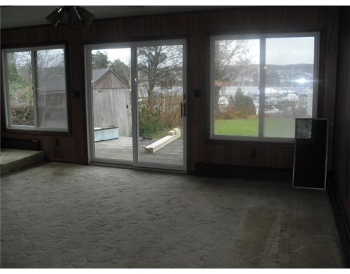 63 Summit Road Portsmouth, RI 02871 - Photo 3 of 6 Living Room.