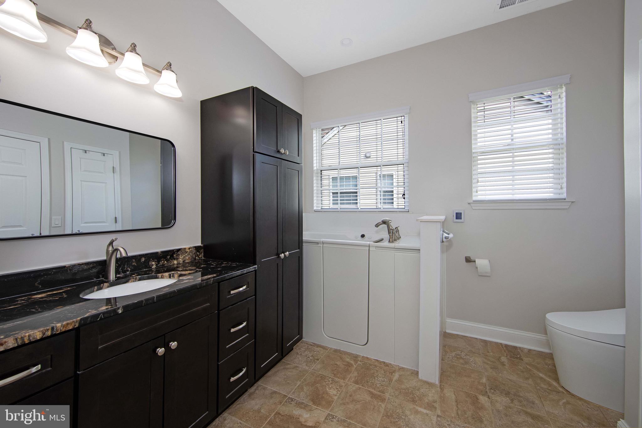 17 Ellington Drive Columbus, NJ 08022 - Photo 21 of 43 Primary Bathroom