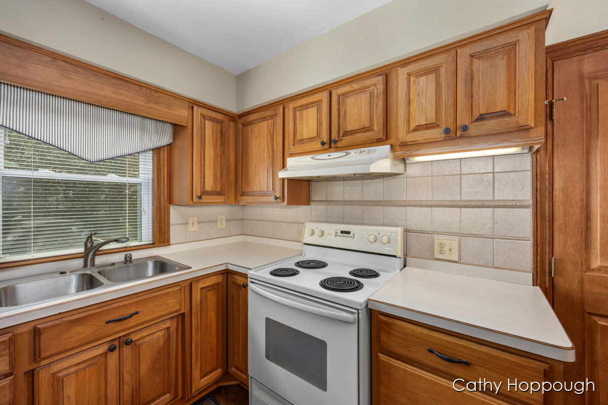 820 Bon Air Road Lansing, MI 48917 - Photo 17 of 42 IMG_1016