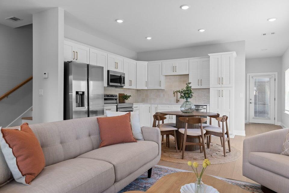 8124 Pembridge Court, Unit 10 Chattanooga, TN 37421 - Photo 2 of 16 Living Room