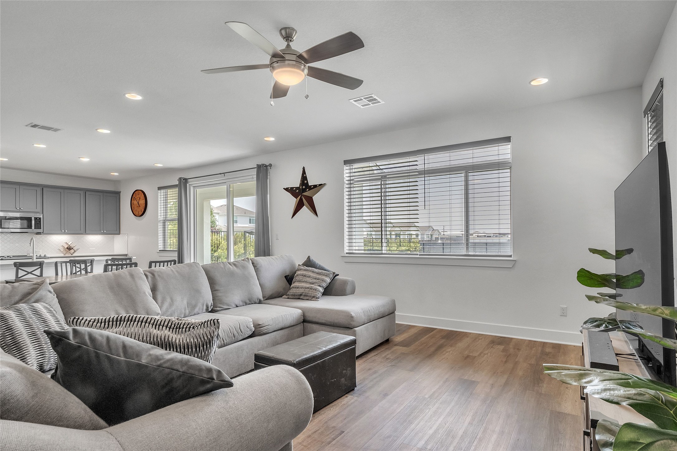 3706 Mesquite Vly Road Georgetown, TX 78628 - Photo 4 of 30 Living area featuring recessed lighting, ceiling fan, wood finished floors, and baseboards