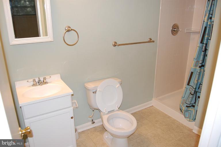 520 North York Road Sterling, VA 20164 - Photo 3 of 29 Bath
