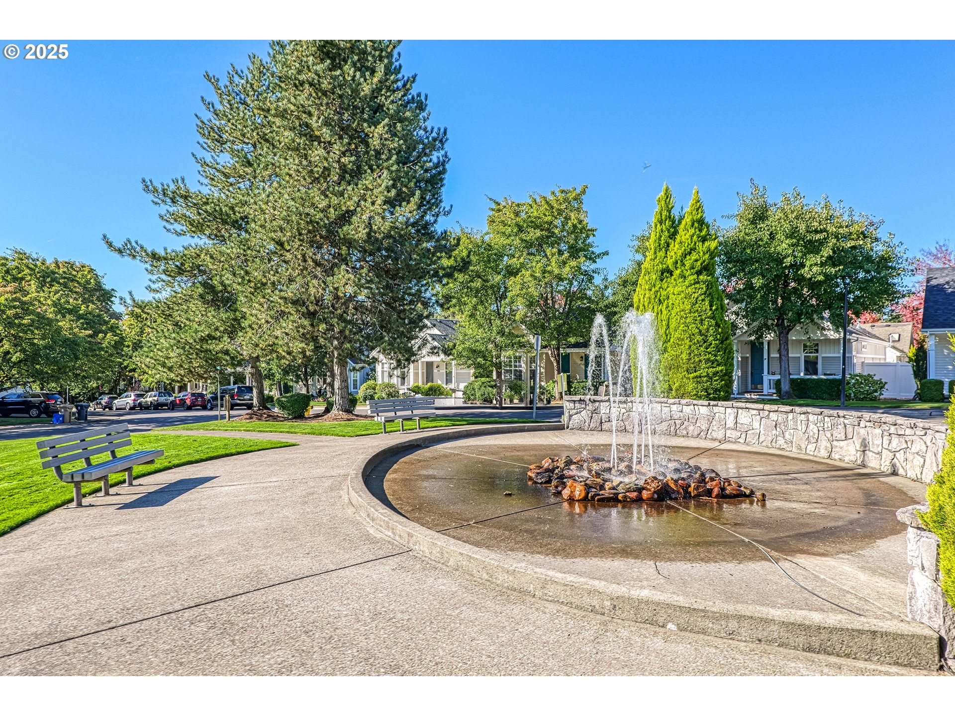 27129 Southwest Aden Avenue Wilsonville, OR 97070 - Photo 28 of 31 a view of swimming pool with garden