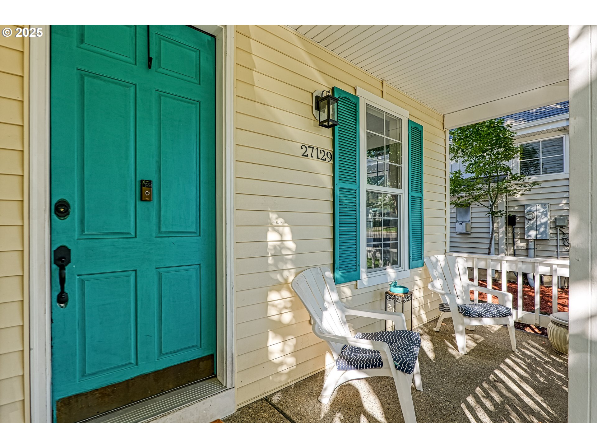 27129 Southwest Aden Avenue Wilsonville, OR 97070 - Photo 3 of 31 a balcony with table and chairs