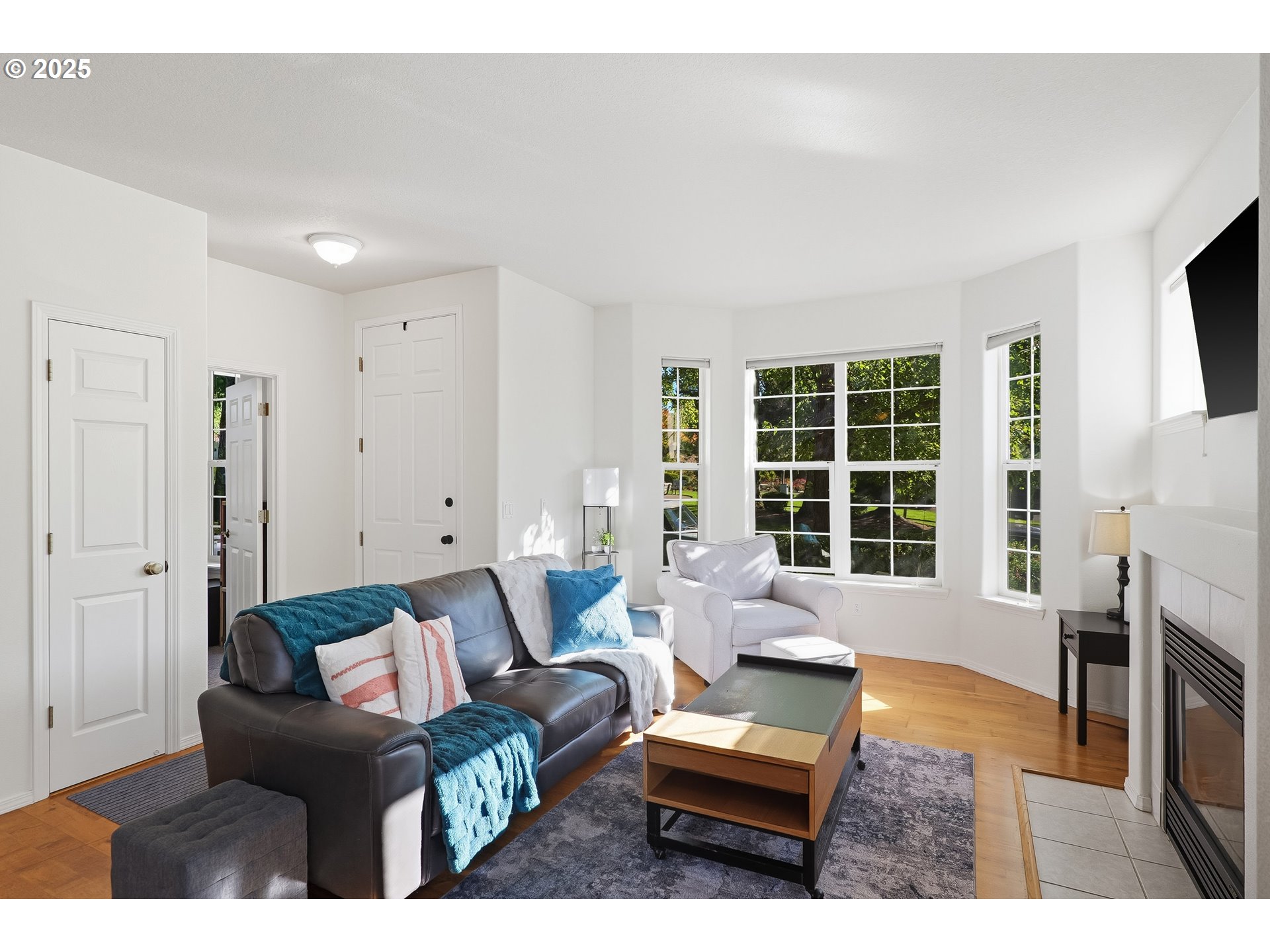 27129 Southwest Aden Avenue Wilsonville, OR 97070 - Photo 4 of 31 a living room with furniture and a fireplace