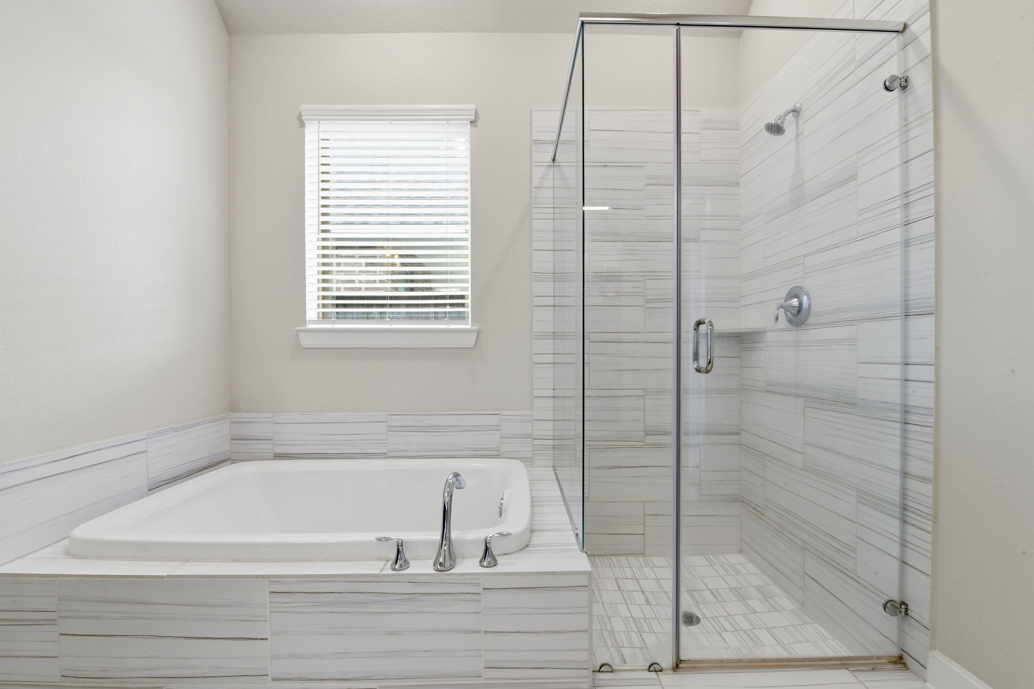 3410 Shockley Lane Rosharon, TX 77583 - Photo 18 of 29 a bathroom with a bathtub